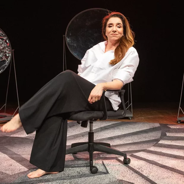 Aos 61, a rainha do humor revela segredos picantes e reflexões afiadas sobre machismo e os abusos do passado, trazendo à tona toda a polêmica do icônico bordão.