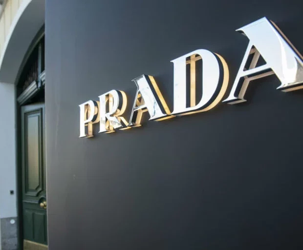 fachada de loja da prada design discreto lucro exuberante foto getty images