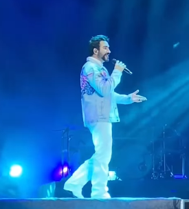 Depois de enfrentar a depressão, o sacerdote arrasa em Recife com passos de samba e declarações de alma que expõem seus delírios e emoções – um espetáculo imperdível!