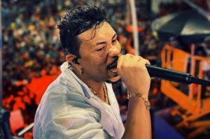 O artista agita o sábado pós-Carnaval durante cortejo na Av. Afonso Pena para fechar o período de folia na capital mineira