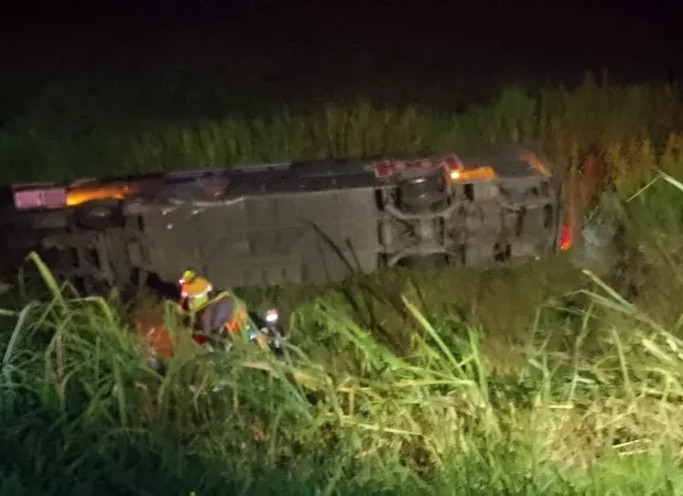 onibus da empresa 1001 cai em ribanceira na via dutra na madrugada desta quinta feira 6 65418 800x450