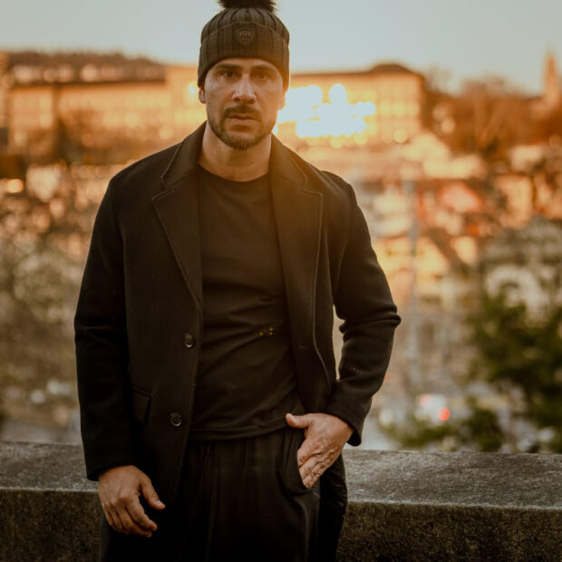 Ator estreou como palestrante em Zurique e aproveitou para posar para fotos em pontos turísticos da cidade