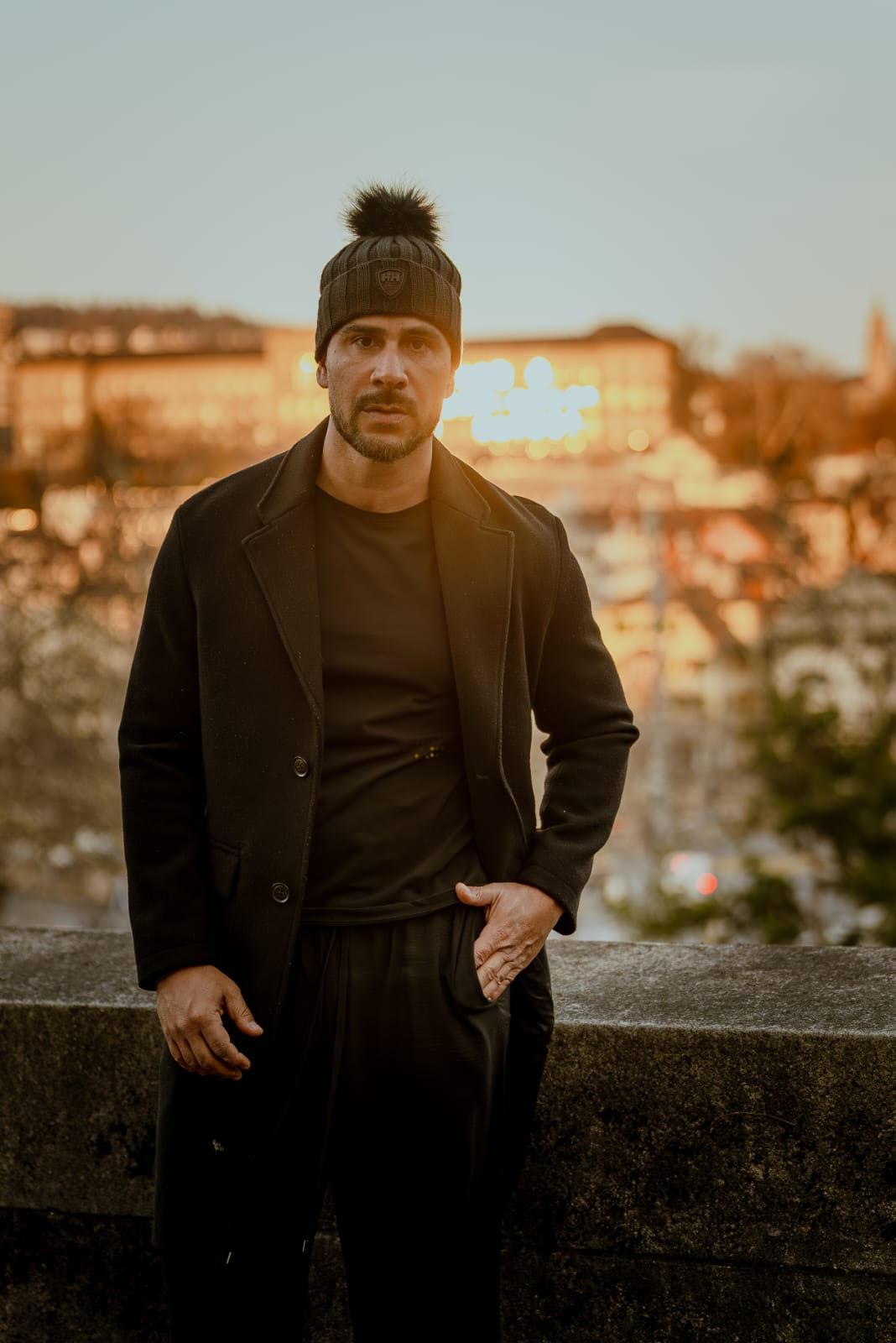 Ator estreou como palestrante em Zurique e aproveitou para posar para fotos em pontos turísticos da cidade