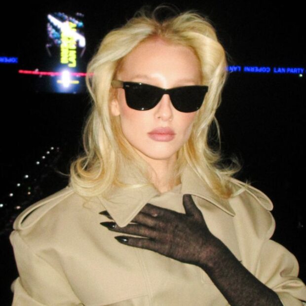 A influencer tem participação ativa em conteúdos digitais sobre moda criativa e tem se destacado além das fronteiras brasileiras