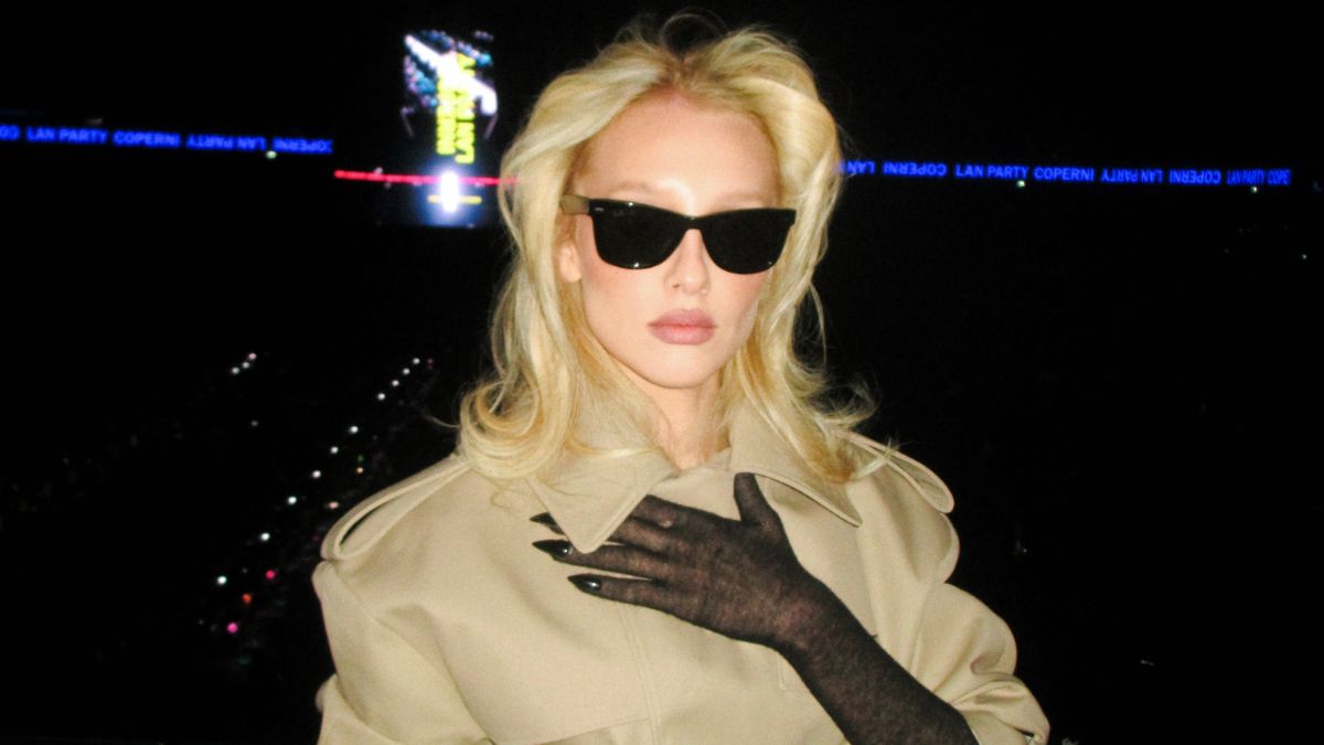 A influencer tem participação ativa em conteúdos digitais sobre moda criativa e tem se destacado além das fronteiras brasileiras