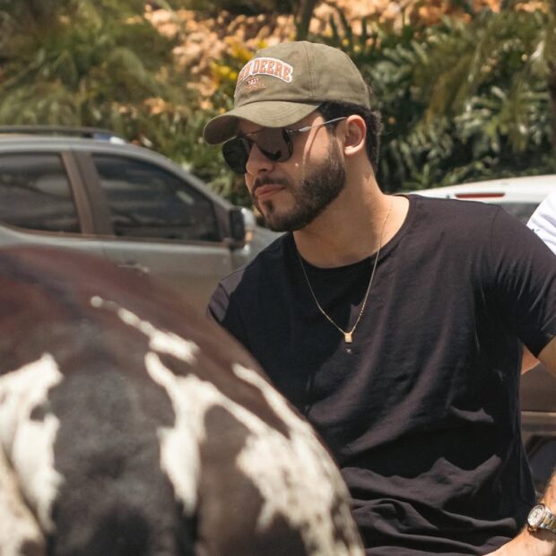 Cantor investe no agronegócio e criação de Nelore Pintado