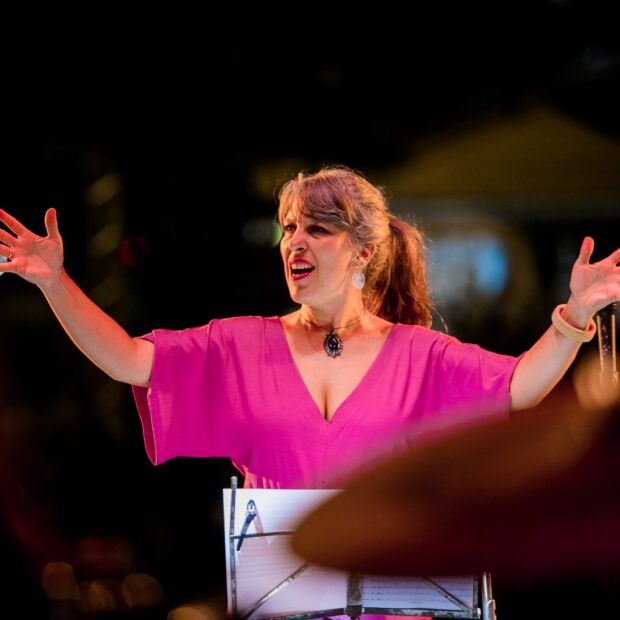 diana mora a frente da orquestra popular salve gloria