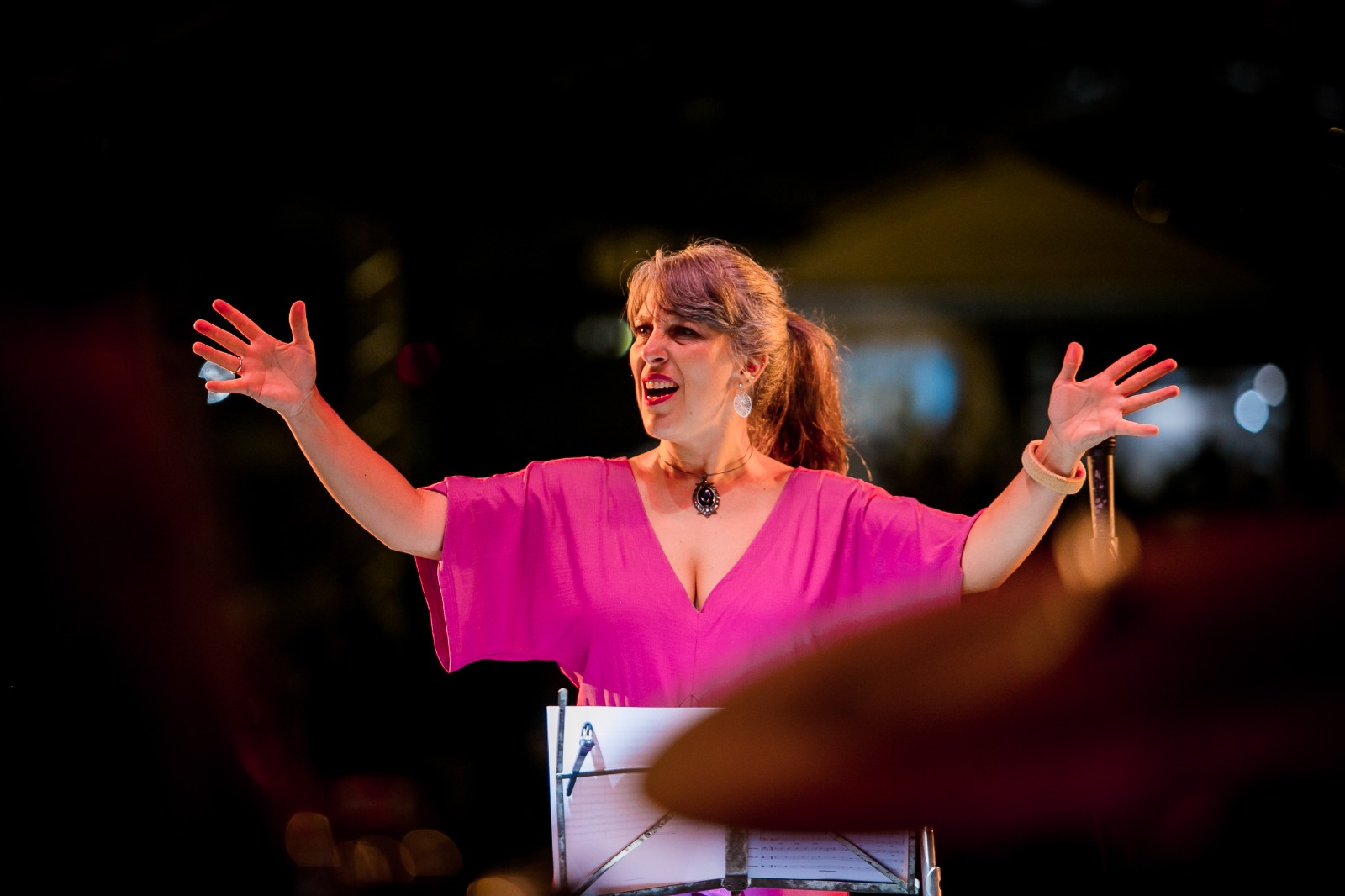 diana mora a frente da orquestra popular salve gloria