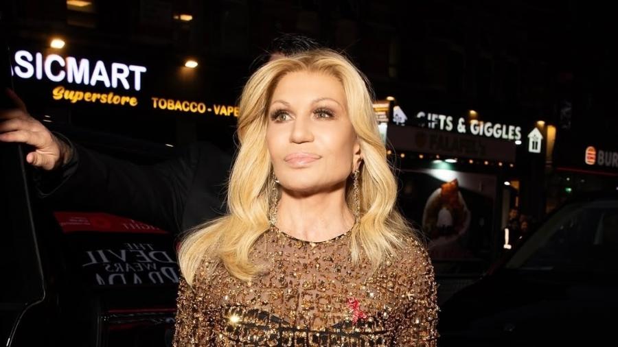 donatella versace compareceu a premiere de o diabo veste prada 1733140447276 v2 900x506