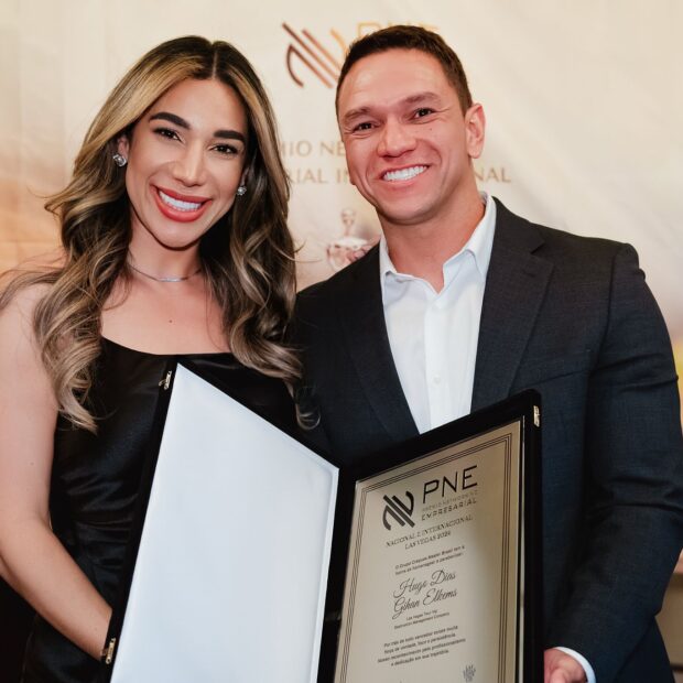 Anitta, Léo Santana, Faustão, Whindersson Nunes e outros famosos visitam a Cidade do Pecado com o casal que está encantando a todos.