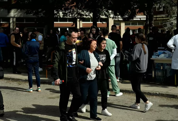 amigos e parentes de mortos e feridos em incendio em boate em kocani cidade a cerca de 100 km de escopia capital da macedonia 1742122192552 v2 750x421.jpg