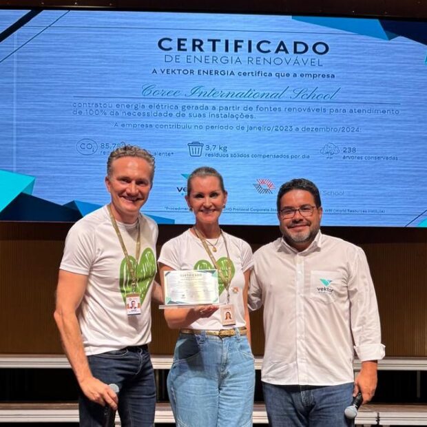 sandro bittencourt de souza (à direita) entrega o certificado de energia renovável ao gestor e à diretora do instituto coree em joinville, omar ghanem e liliane constantini