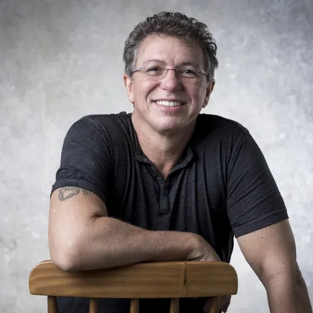 Boninho deixa a Globo e assume grandes projetos no SBT, levando Ana Furtado para comandar o "Vem Pra Cá" e agitando os bastidores da TV com rumores de novas contratações!