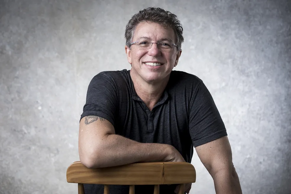 Boninho deixa a Globo e assume grandes projetos no SBT, levando Ana Furtado para comandar o "Vem Pra Cá" e agitando os bastidores da TV com rumores de novas contratações!