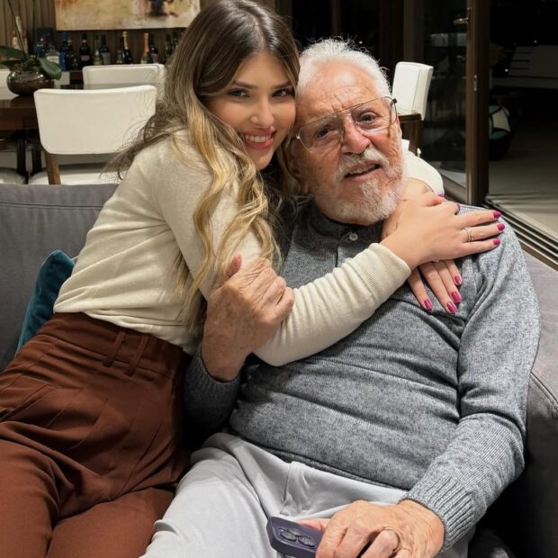 aria Fernanda de Nóbrega celebrou o aniversário do pai com uma homenagem carinhosa, mas haters transformaram tudo em um festival de absurdos!