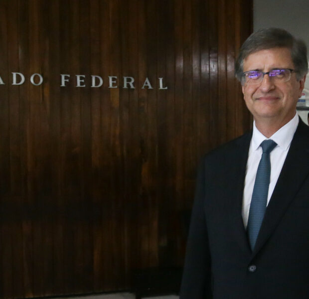 procurador geral paulo gonet saindo do senado