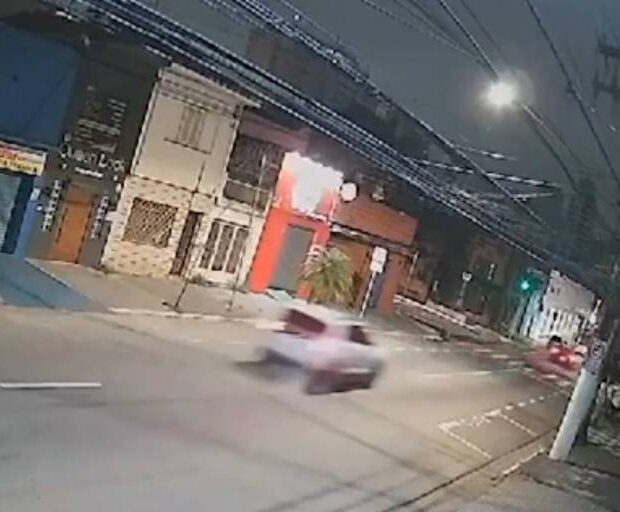 motorista em racha capota carro e atinge veículos estacionados na zona leste de sp