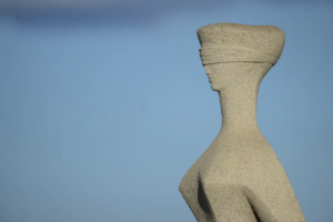 estatua justiça de lado stf