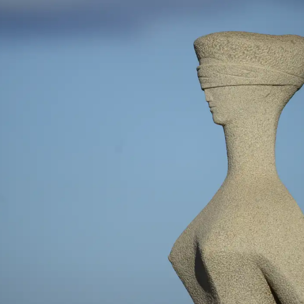 estatua justiça de lado stf
