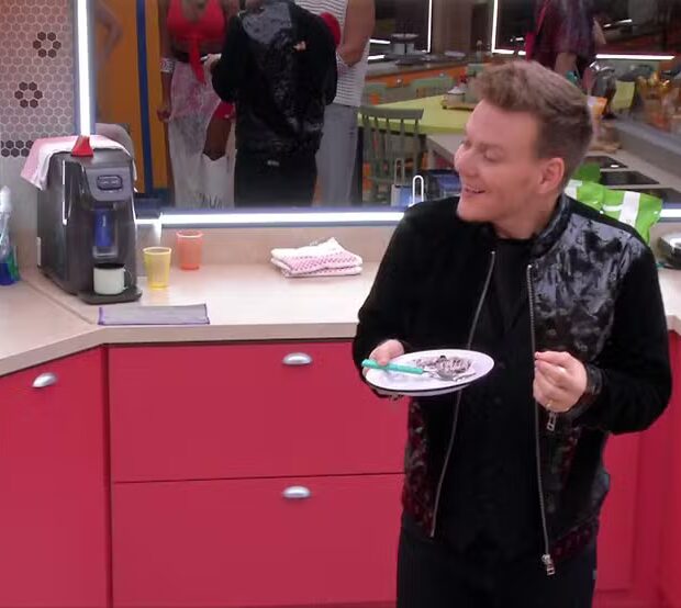 Curioso, o sertanejo fez questão de visitar cada pedacinho da casa mais vigiada do país.