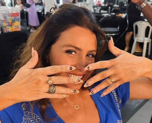 Atriz compartilha bastidores da caracterização e revela detalhe surpreendente sobre unhas icônicas da personagem!