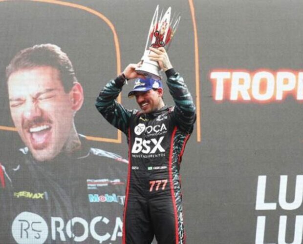 O cantor e piloto Lucas Lucco começou 2025 com o pé direito, conquistando troféus na Porsche Cup e retornando aos palcos com um show exclusivo em São Paulo.