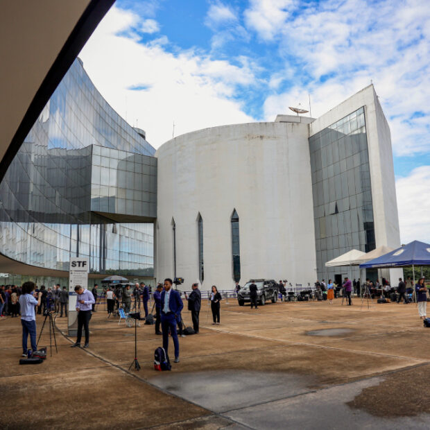 Área externa do stf durante julgamento.