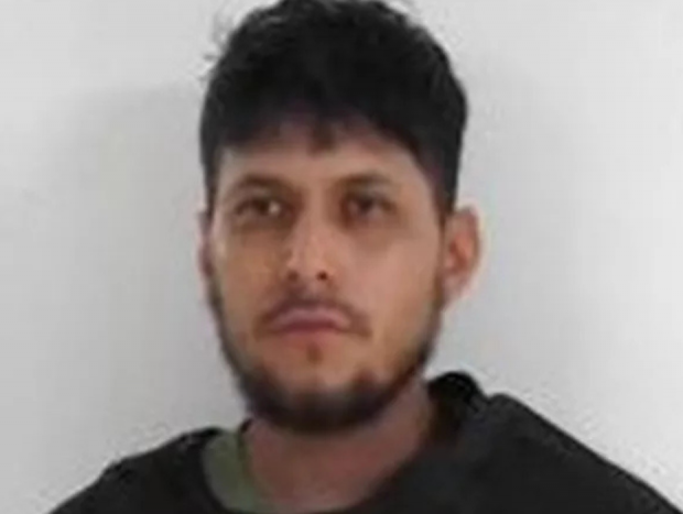 homem debaixo da cama 800x467