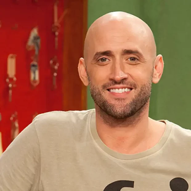 Uma homenagem pra lá de emocionante está prestes a acontecer no Rio de Janeiro! O viúvo do saudoso Paulo Gustavo, Thales Bretas, usou suas redes sociais na última quinta-feira (27/3) para anunciar a esperada exposição “Paulo Gustavo: Rir, um ato de resistência”, que será realizada no Museu de Arte Contemporânea (MAC) de Niterói, no dia 13 de abril. A homenagem tem como objetivo reviver o legado do humorista, que nos deixou em 2021, vítima de complicações da covid-19. Em um post emocionado, Thales escreveu: "Um misto de sentimentos e emoções me movem a fazer essa exposição e trazer um pouco mais sobre essa estrela que veio ao mundo em forma de cometa, numa passagem tão rápida e, ao mesmo tempo, brilhante!" A exposição contará com fotos inéditas, figurinos de trabalho, roupas pessoais e obras de arte que Paulo Gustavo colecionou ao longo de sua vida. Tudo isso para mostrar ao público a genialidade e a excentricidade de um dos maiores nomes da comédia brasileira. Apesar da ansiedade por esse momento único, Thales revelou que o evento teve que ser adiado porque nem todos os preparativos estavam prontos, mas ele segue firme e ansioso para ver de perto a montagem e para que os fãs possam vivenciar a essência de Paulo Gustavo através dessa linda exposição. Emocionante, né? Quem está com saudade do gigante do humor vai poder matar um pouco da saudade e se emocionar com os melhores momentos da sua carreira. Vamos estar lá para celebrar essa estrela que, mesmo após sua partida, continua brilhando em nossos corações!