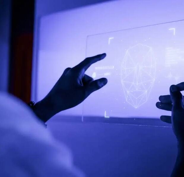 designer usando uma tecnologia futurista de tela de tablet digital transparente