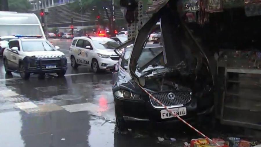 jaguar atinge banca de jornal na avenida paulista em sao paulo 1743456406983 v2 900x506