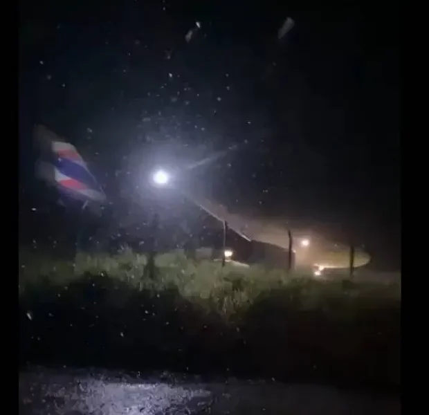 aviao da latam ultrapassa limite da pista e para n0023536600202503312229 2