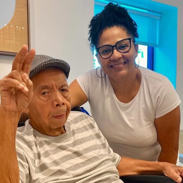 Aos 87 anos, ex-assistente de palco reaparece animado em vídeo após enfrentar grave quadro de saúde