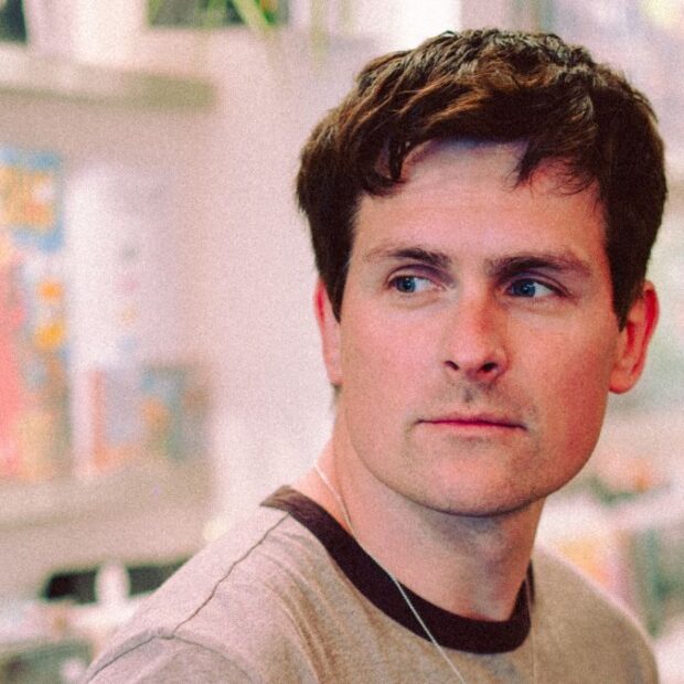 O músico britânico fará dueto com a cantora Lydia Clowes para promover o álbum “Perfect Strangers”