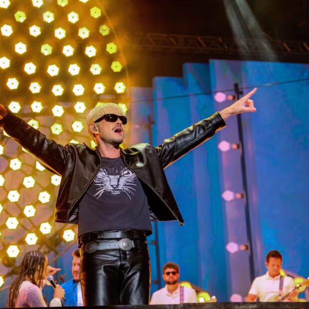 Para representar esse recomeço, o cantor publicou fotos raspando sua própria cabeça