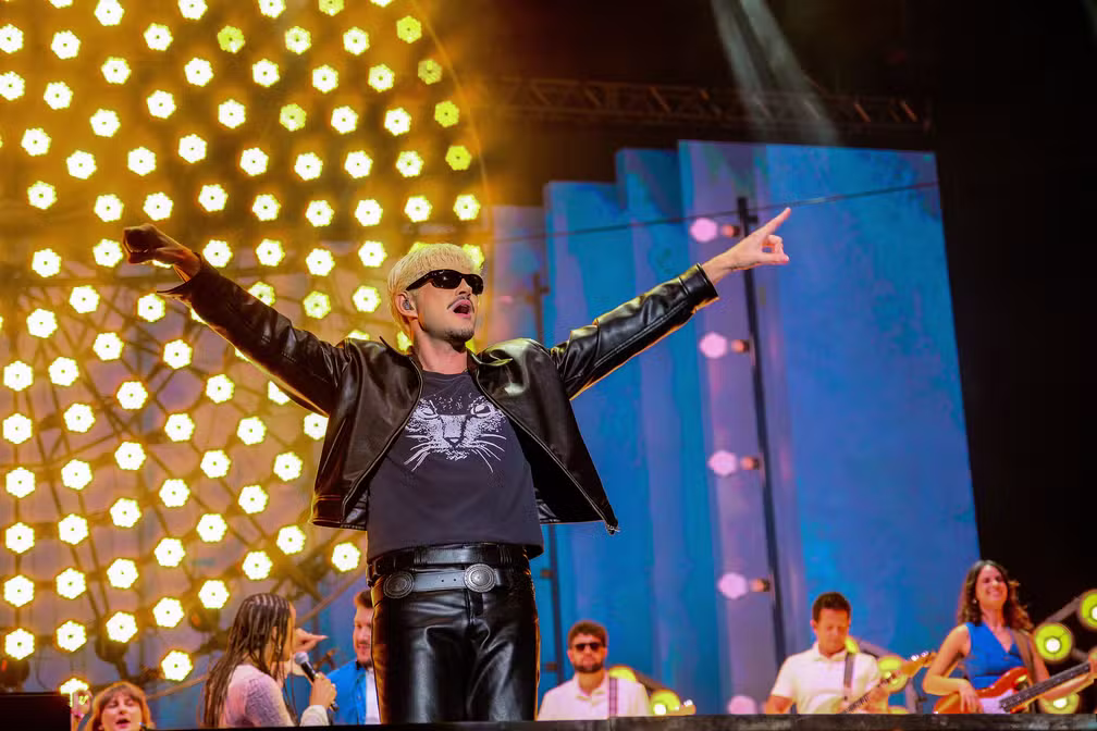 Para representar esse recomeço, o cantor publicou fotos raspando sua própria cabeça