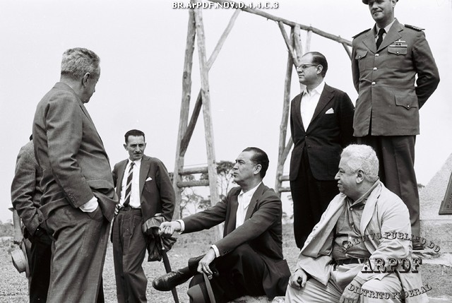 2860 nov c 3 pres jk israel pinheiro di cavalcanti na praça do cruzeiro brasilia df 30 12 57 autor mario fontenelle
