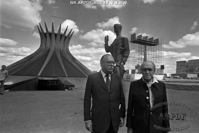 001048 scs lf 7 1 b 7 gov jose aparecido e oscar niemeyer visitam a catedral de brasilia df 10 5 85 foto luiz lemos