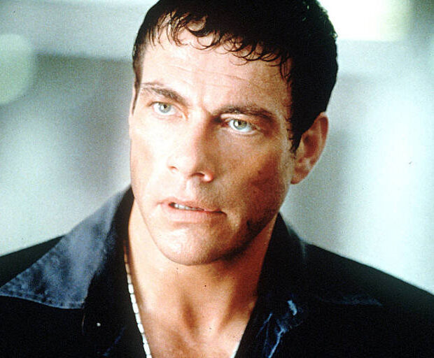 Uma jovem alega que o ator recebeu as mulheres traficadas como presente