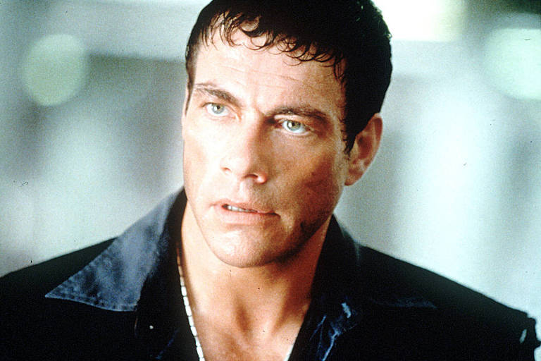 Uma jovem alega que o ator recebeu as mulheres traficadas como presente