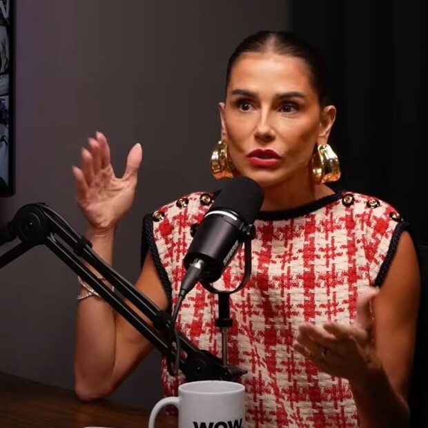 A atriz comentou alguns fatos sobre a vida amorosa no podcast WOW