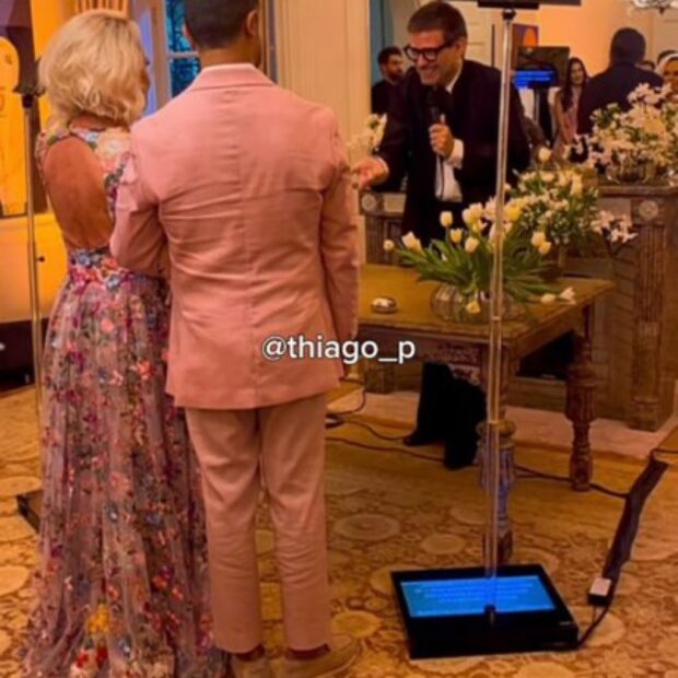 A apresentadora trocou alianças em um casamento reservado, mas não escapou dos holofotes. E adivinha? Temos imagens exclusivas da noiva entrando deslumbrante!