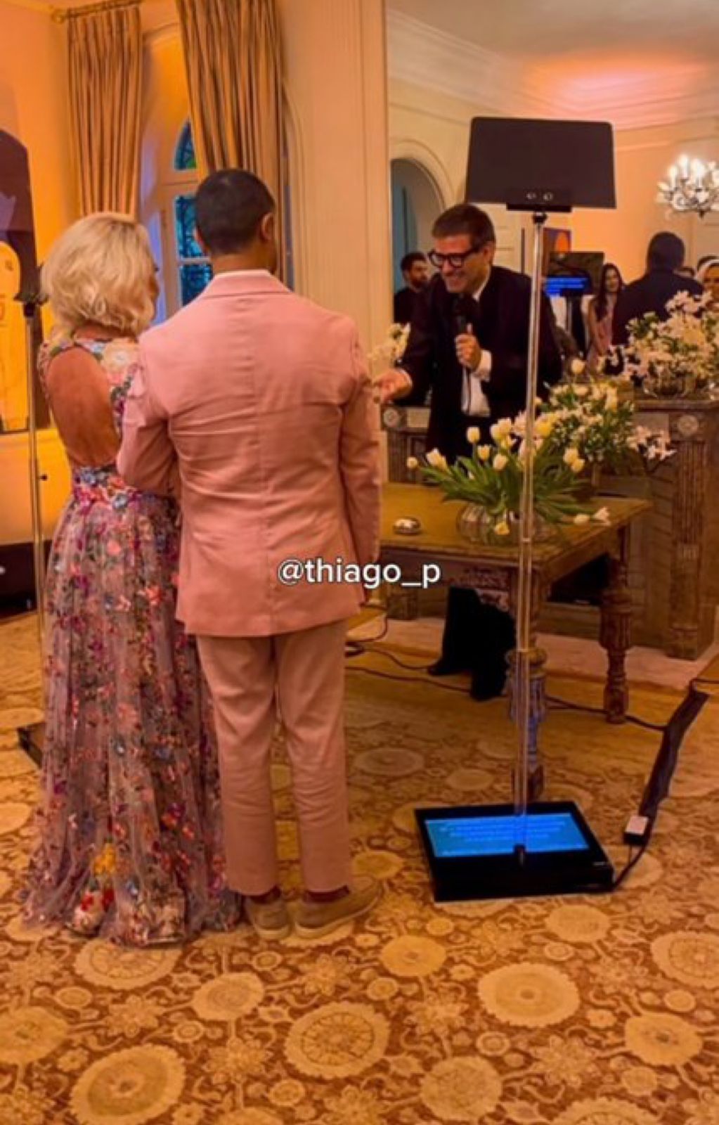 A apresentadora trocou alianças em um casamento reservado, mas não escapou dos holofotes. E adivinha? Temos imagens exclusivas da noiva entrando deslumbrante!