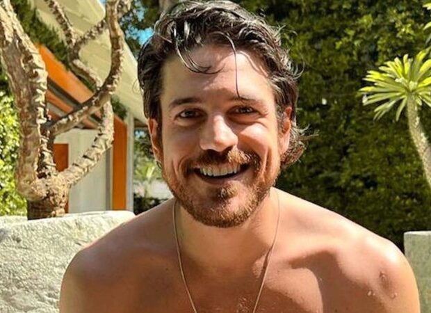 O ator brasileiro lança Maré Alta, um longa-metragem que aborda temas como imigração, sexualidade e pertencimento, com roteiro do marido, Marco Calvani.