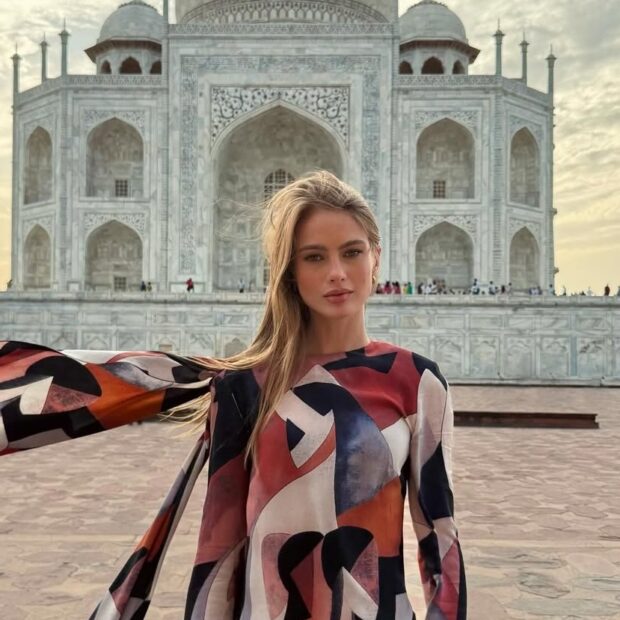 Modelo catarinense aproveita pausa na carreira internacional para mergulhar na espiritualidade e na cultura indiana.