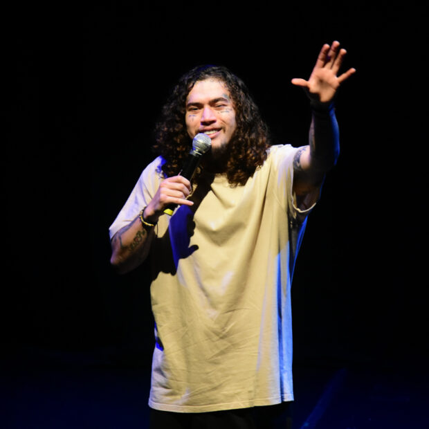 Recuperado e de volta ao que mais ama, humorista estreia novo show e prova que o riso é, sim, o melhor remédio!