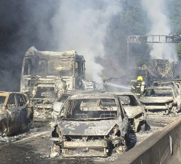 caminhão carregado com combustível tomba em sc