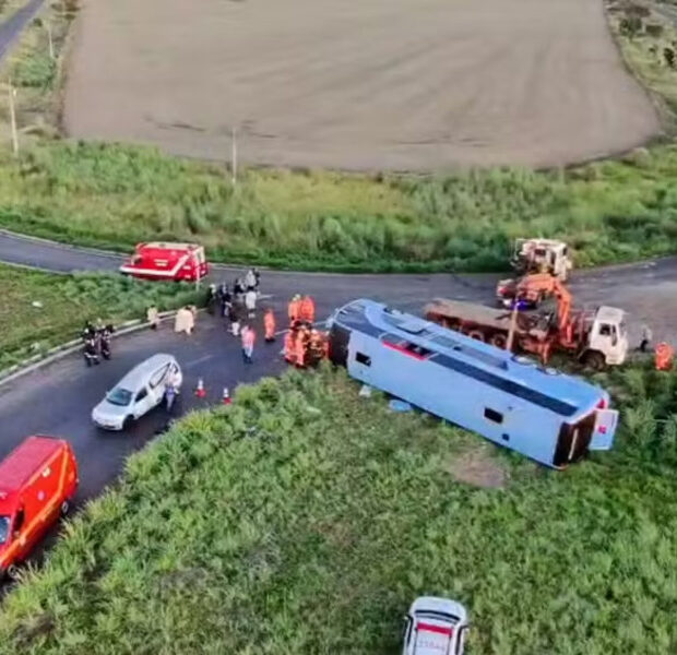 pelo menos 4 passageiros morrem em acidente de onibus na mg 223 em araguari (1)