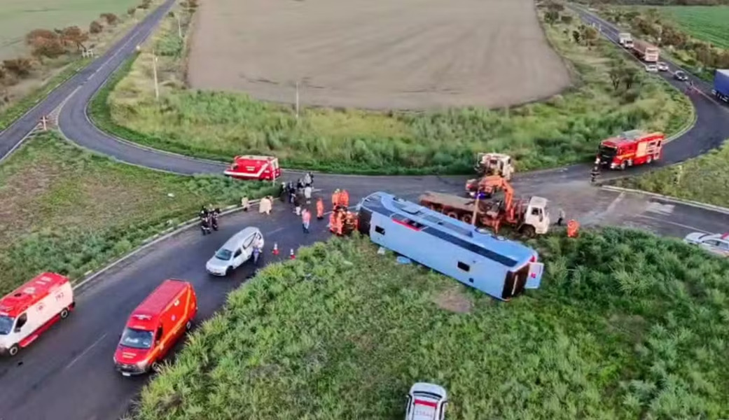 pelo menos 4 passageiros morrem em acidente de onibus na mg 223 em araguari (1)