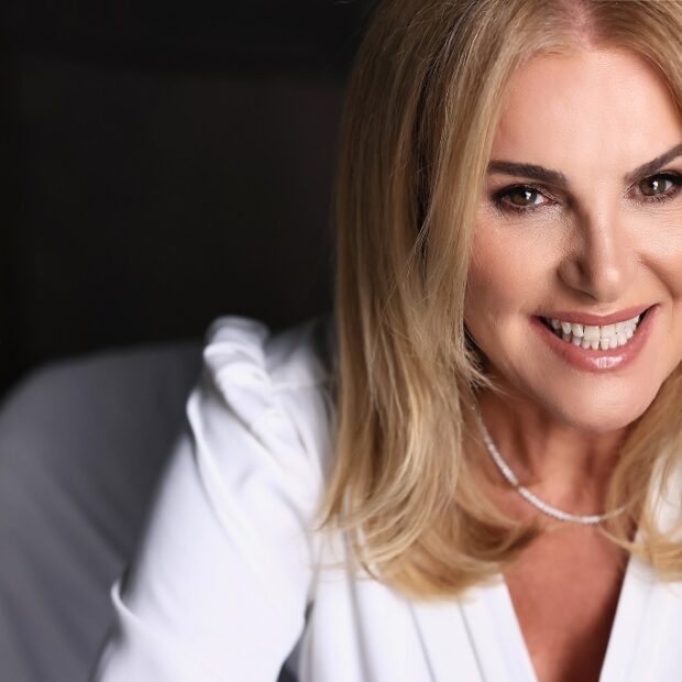 empresária e escritora brasileira bettina muradás lança livro em nova york